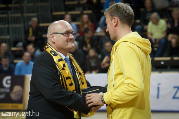 Hende Csaba átadja 